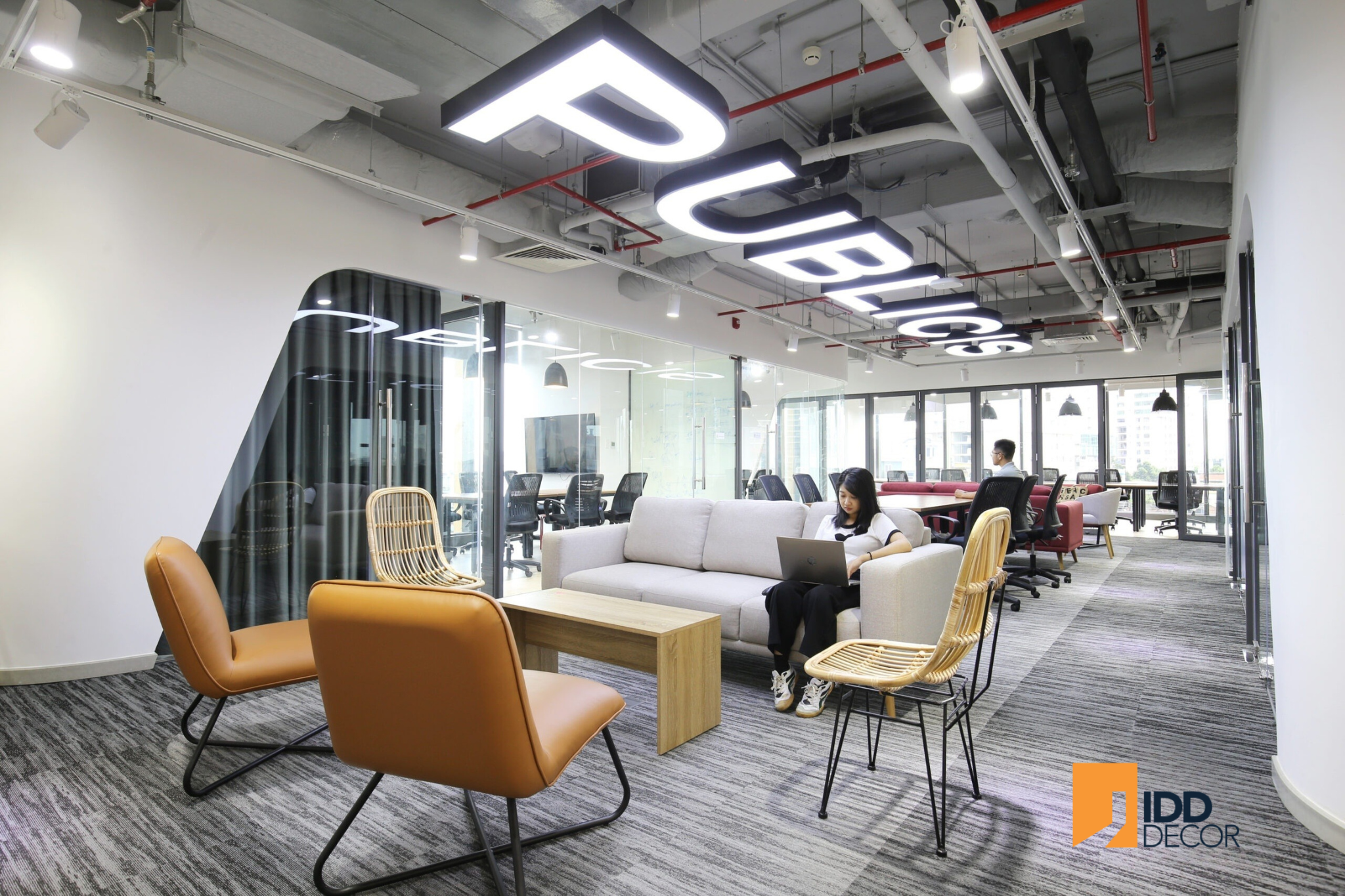 Thiết kế nội thất văn phòng Publicis khu vực phòng thảo luận mở (Publicis Office Interior Design - Open Discussion Area)