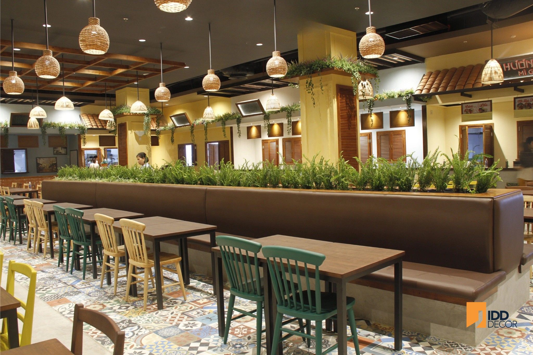 Thiết kế nội thất food court Ẩm Thực Phố Hội - AEON Mall Tân Bình - thực khách theo nhóm trên 5 người (Am Thuc Pho Hoi Food Court – AEON Mall Binh Tan restaurant interior design)