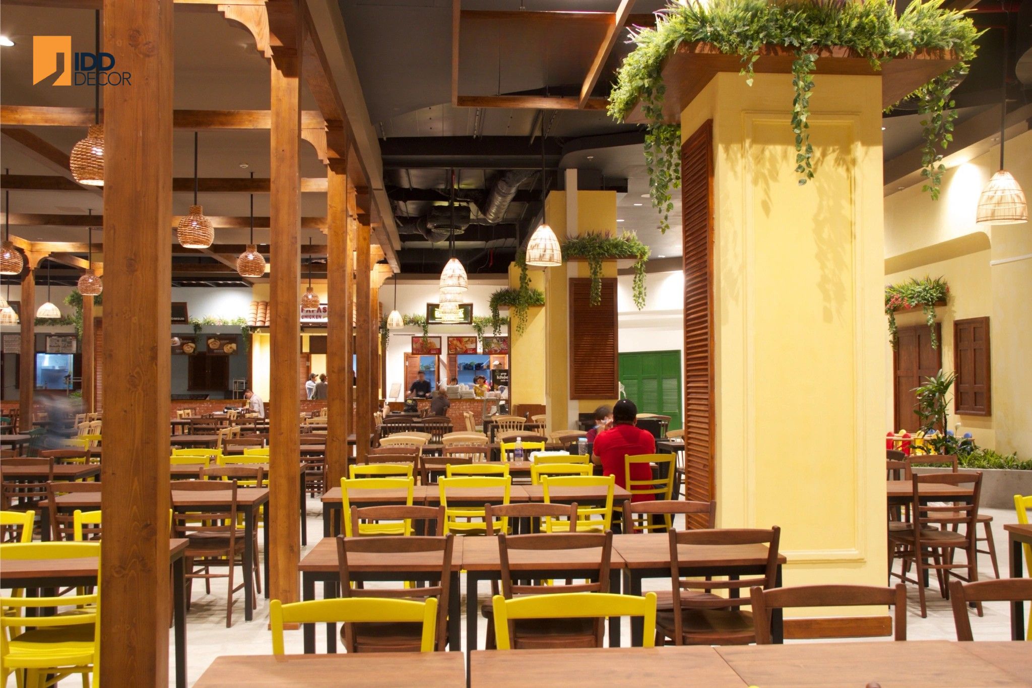 Thiết kế nội thất food court Ẩm Thực Phố Hội - AEON Mall Tân Bình - thực khách theo nhóm nhỏ (Am Thuc Pho Hoi Food Court – AEON Mall Binh Tan restaurant interior design)