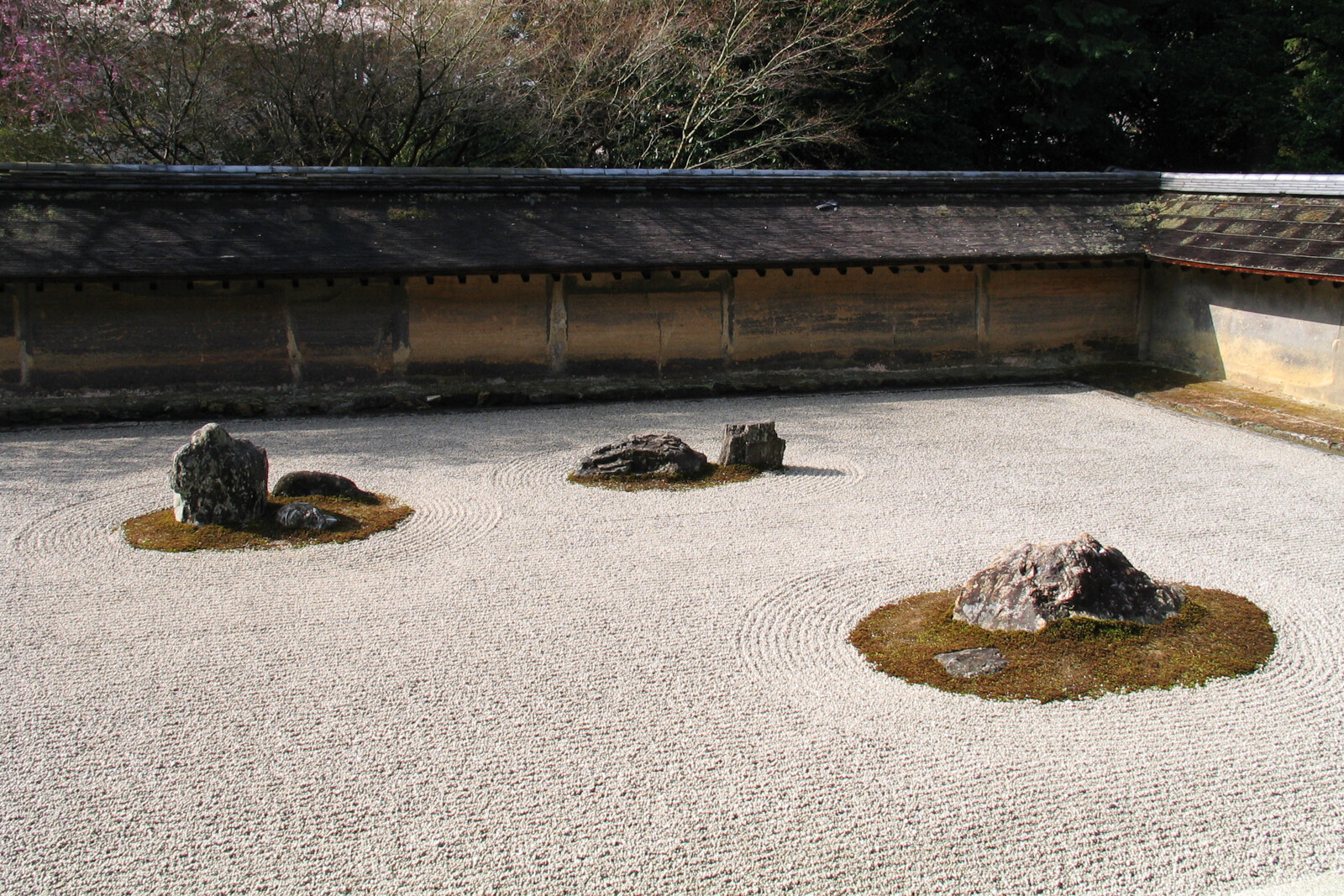 Khu vườn trong ngôi chùa Ryoan Ji tại thành phố Kyoto (Ảnh bởi Stephane D'Alu)